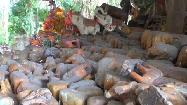 ศาลทวดขุนช้างตั้งอยู่บนถนนกลางสามแยกไม่เคยเกิดอุบัติเหตุ-ขออะไรได้ดังหวัง