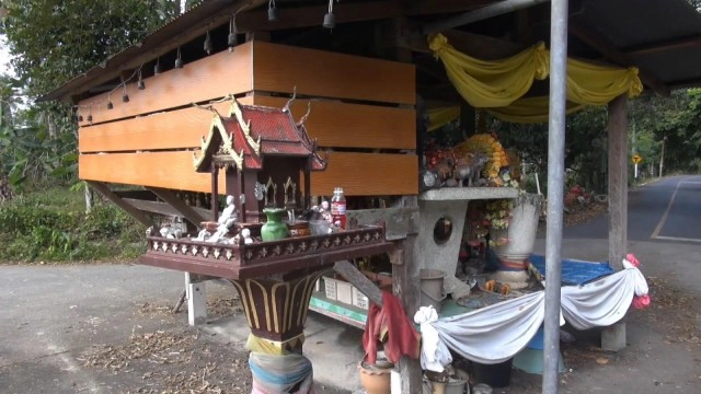 ศาลทวดขุนช้างตั้งอยู่บนถนนกลางสามแยกไม่เคยเกิดอุบัติเหตุ-ขออะไรได้ดังหวัง