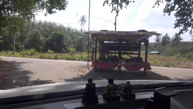 ศาลทวดขุนช้างตั้งอยู่บนถนนกลางสามแยกไม่เคยเกิดอุบัติเหตุ-ขออะไรได้ดังหวัง