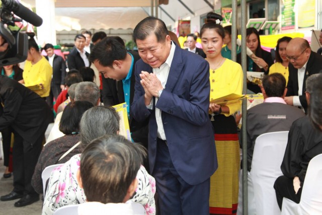 "นิพนธ์" ขึ้นเชียงใหม่ มอบโฉนดที่ดินชาวเหนือ