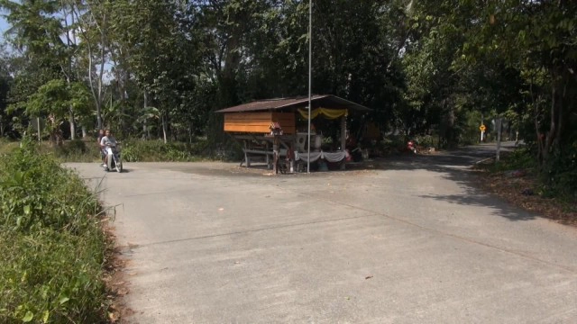 ศาลทวดขุนช้างตั้งอยู่บนถนนกลางสามแยกไม่เคยเกิดอุบัติเหตุ-ขออะไรได้ดังหวัง