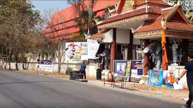 พระลูกวัดนั่งตากแดดประท้วงเจ้าอาวาสฉาว