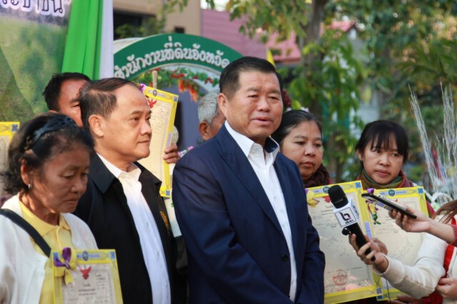 "นิพนธ์" ขึ้นเชียงใหม่ มอบโฉนดที่ดินชาวเหนือ