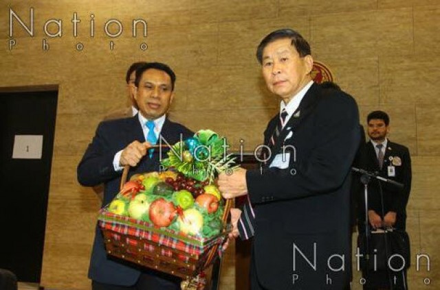 รู้จัก "หมอธี" ก่อนก้มกราบเท้า "เสรีพิศุทธ์"