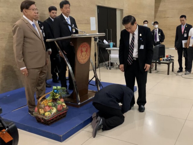 "หมอธี" ก้มกราบเท้า "เสรีพิศุทธ์" ขอให้ถอนฟ้องคดีหมิ่นประมาท