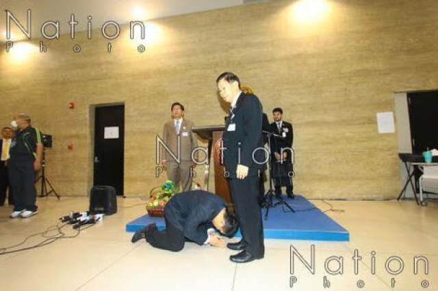 รู้จัก "หมอธี" ก่อนก้มกราบเท้า "เสรีพิศุทธ์"