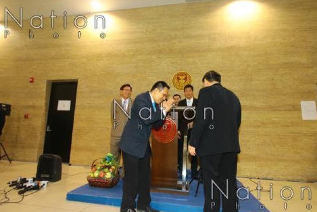 รู้จัก "หมอธี" ก่อนก้มกราบเท้า "เสรีพิศุทธ์"