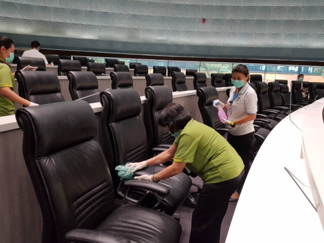 รัฐสภาจัดเจ้าหน้าที่ทำความสะอาดห้องประชุม ป้องกันเชื้อโคโรน่า