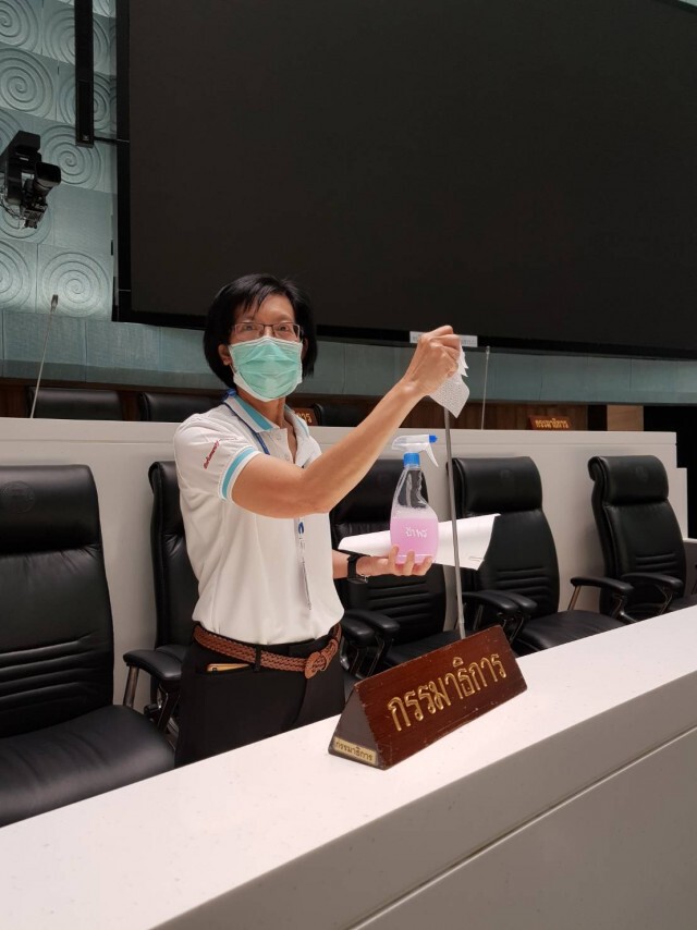 รัฐสภาจัดเจ้าหน้าที่ทำความสะอาดห้องประชุม ป้องกันเชื้อโคโรน่า