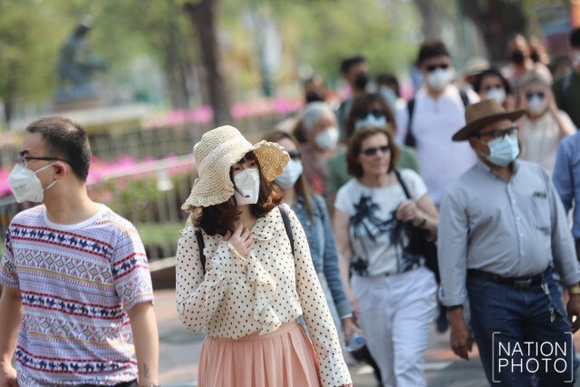 นนท. เข้าชมวัดพระแก้วและพระบรมมหาราชวังกันอย่างบางตา