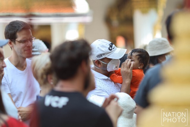 นนท. เข้าชมวัดพระแก้วและพระบรมมหาราชวังกันอย่างบางตา