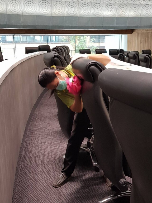 รัฐสภาจัดเจ้าหน้าที่ทำความสะอาดห้องประชุม ป้องกันเชื้อโคโรน่า