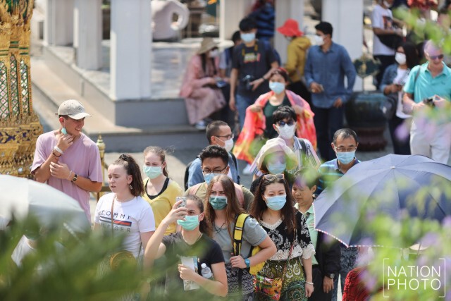 นนท. เข้าชมวัดพระแก้วและพระบรมมหาราชวังกันอย่างบางตา