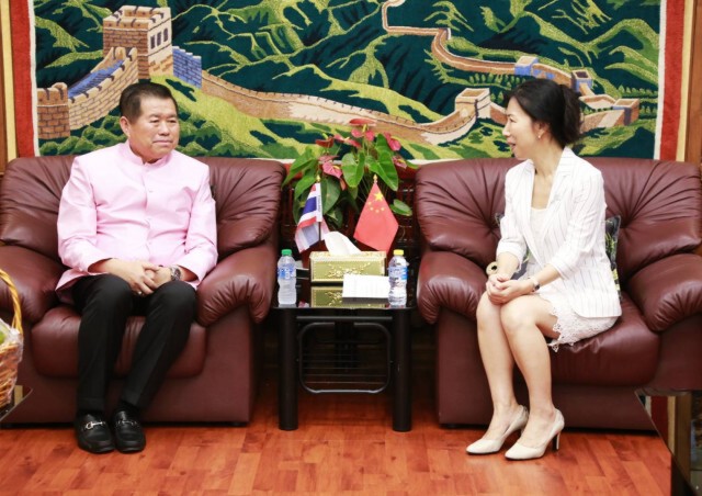 นิพนธ์  (มท.2) นำเลขา ศอ.บต. และคนไทยเชื้อสายจีน มอบเงินช่วยเหลือ ให้กำลังใจประชาชนชาวจีน