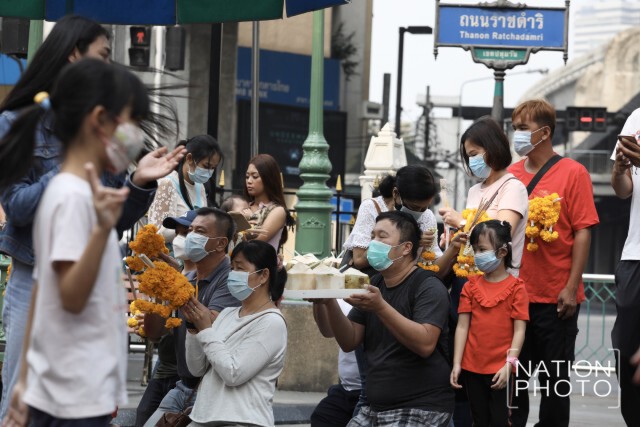 นทท. ที่เดินทางมาสักการะพระพรหมเอราวัณต่างสวมหน้ากากอนามัยเพื่อป้องกันเชื้อไวรัสฯ