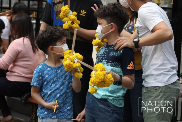 นทท. ที่เดินทางมาสักการะพระพรหมเอราวัณต่างสวมหน้ากากอนามัยเพื่อป้องกันเชื้อไวรัสฯ