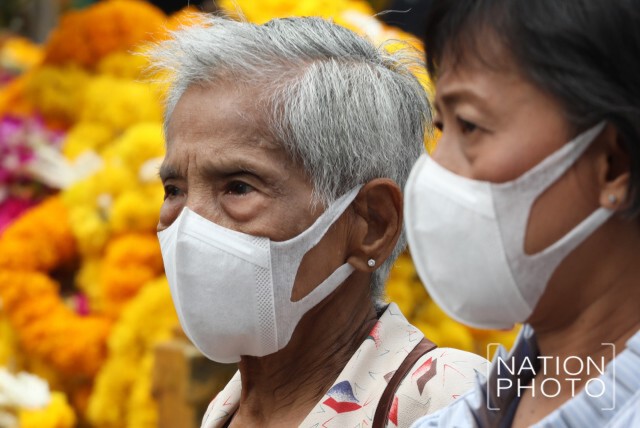 นทท. ที่เดินทางมาสักการะพระพรหมเอราวัณต่างสวมหน้ากากอนามัยเพื่อป้องกันเชื้อไวรัสฯ