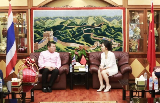 นิพนธ์  (มท.2) นำเลขา ศอ.บต. และคนไทยเชื้อสายจีน มอบเงินช่วยเหลือ ให้กำลังใจประชาชนชาวจีน