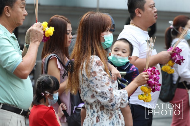 นทท. ที่เดินทางมาสักการะพระพรหมเอราวัณต่างสวมหน้ากากอนามัยเพื่อป้องกันเชื้อไวรัสฯ