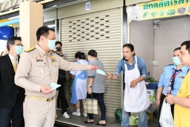 "ในหลวง-พระราชินี" พระราชทานเวชภัณฑ์-ของใช้จำเป็นช่วยคนจีน