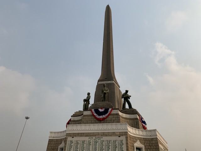 ในหลวง โปรดเกล้าฯ ปธ.องคมนตรี วางพวงมาลาวันทหารผ่านศึก