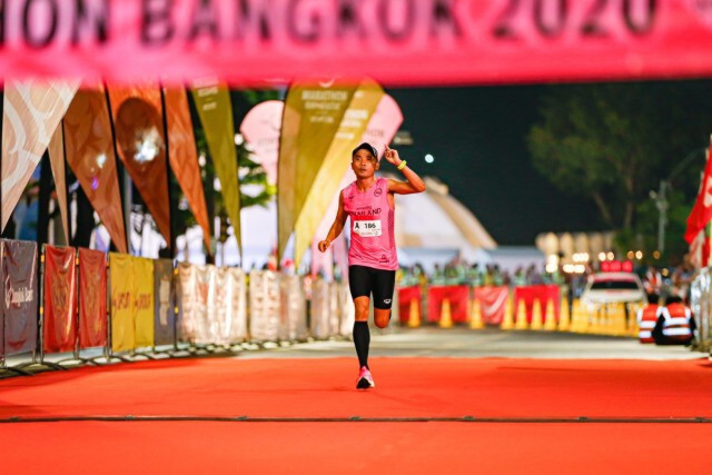 บุญถึง–ลินดา ทำเวลาดีที่สุดอะเมซิ่งไทยแลนด์มาราธอน 42.195 กม.