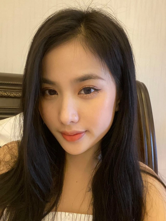 ชาวเน็ตแห่แชร์! คลิปสาวลาวอกหัก นั่งร้องไห้