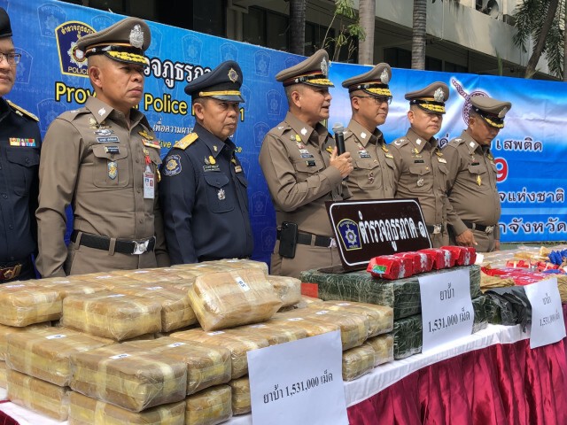 ตร.เมืองนนท์ ทลายแก๊งค้ายาเสพติดย่านทุ่งครุ ยึดยาบ้า 1.5 ล้านเม็ด