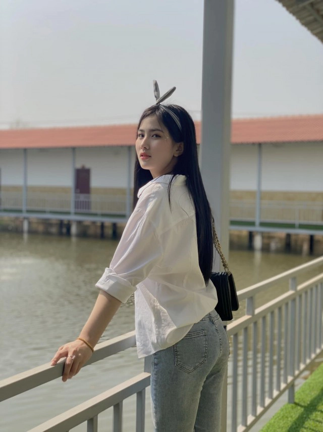 ชาวเน็ตแห่แชร์! คลิปสาวลาวอกหัก นั่งร้องไห้