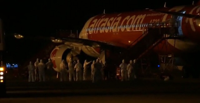 ลำเลียงผู้อพยพชาวไทยพร้อมเจ้าหน้าที่ เข้าศูนย์เฝ้าระวังและติดตาม