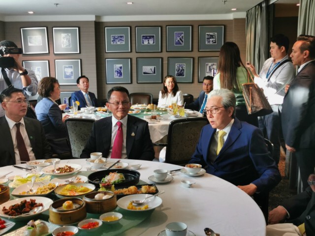"สมคิด" ร่วมกินข้าวกลุ่มสามมิตร