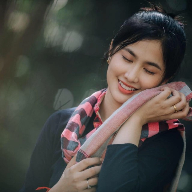 ชาวเน็ตแห่แชร์! คลิปสาวลาวอกหัก นั่งร้องไห้