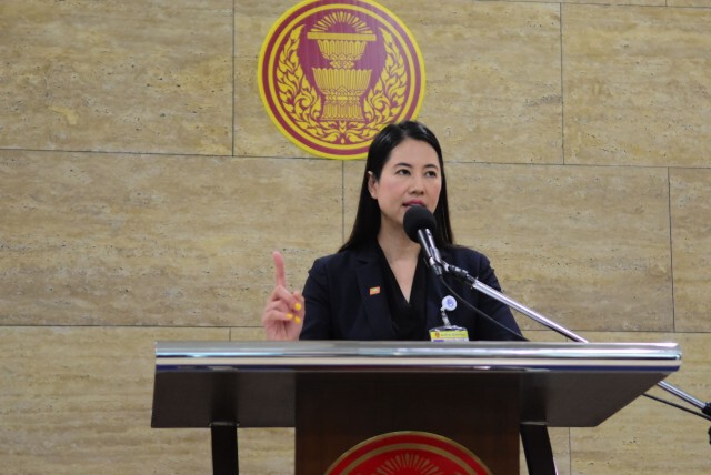 "ปารีณา" แนะ จัดอบรมจริยธรรม "เสรีพิศุทธ์" ปัด องครักษ์พิทักษ์ใคร สื่อเรียกกันไปเอง