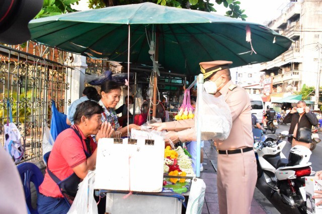 3 เหล่าทัพ เร่งแจกหน้ากากอนามัย ใน กทม.