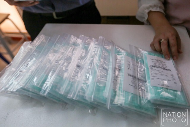 ประชาชนแห่รับบัตรคิว ซื้อหน้ากากอนามัย องค์การเภสัชกรรม