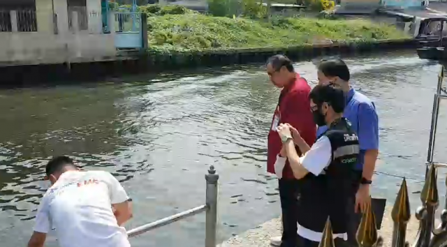 พบศพชายนิรนาม ลอยอืดติดท่าน้ำวัดหนังฝั่งธนบุรี คาดเป็นสมาชิกแก๊งโอรส