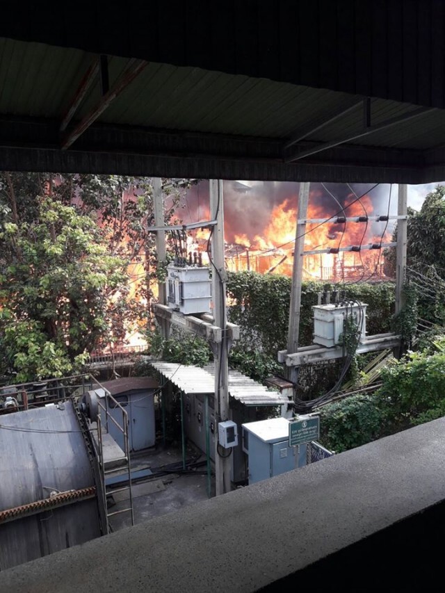 ไฟไหม้บ้านเรือนประชาชนชุมชนวัดมะกอก ย่านราชวิถี