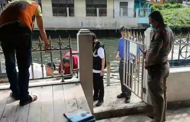 พบศพชายนิรนาม ลอยอืดติดท่าน้ำวัดหนังฝั่งธนบุรี คาดเป็นสมาชิกแก๊งโอรส