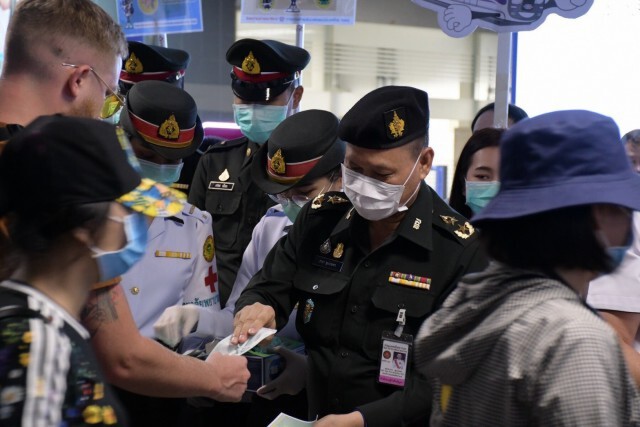 3 เหล่าทัพ เร่งแจกหน้ากากอนามัย ใน กทม.