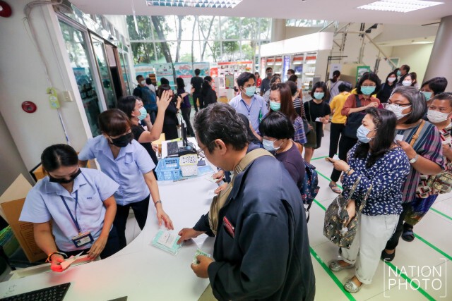 ประชาชนแห่รับบัตรคิว ซื้อหน้ากากอนามัย องค์การเภสัชกรรม