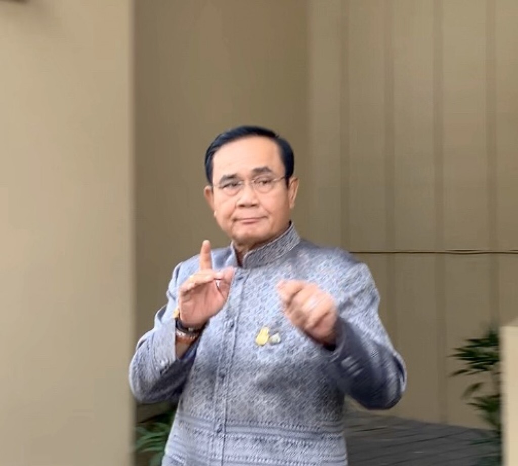 นายกฯ สั่งทหาร-ตร. คุมเหตุที่โคราชให้เร็วที่สุด นายกฯ สั่งทหาร-ตร. คุมเหตุที่โคราชให้เร็วที่สุด