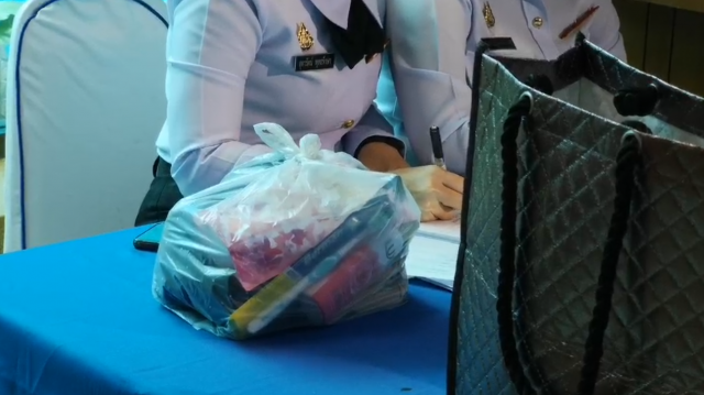 ญาติ 138 กลุ่มคนไทยกลับบ้าน ทยอยนำสิ่งของมาฝาก
