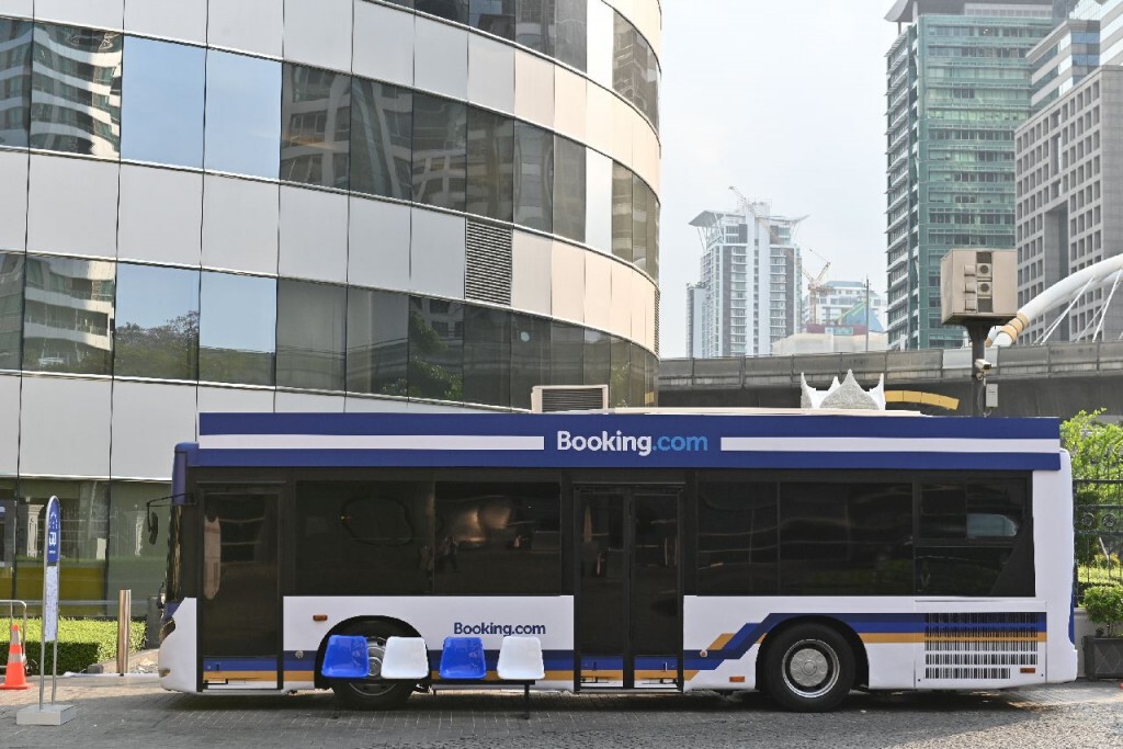 Booking.com เปิดตัวรถบัสพักได้ 'Bangkok Booking Bus'