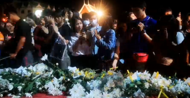 ชาวโคราชหลั่งน้ำตาจุดเทียนอาลัย 30 ชีวิตเหยื่อกราดยิง
