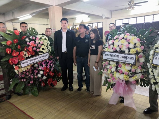 "ประยุทธ์-ประวิตร" ส่งพวงหรีดร่วมอาลัยเด็กม.2 เหยื่อกราดยิง "อธิรัฐ" ร่วมรดน้ำศพ