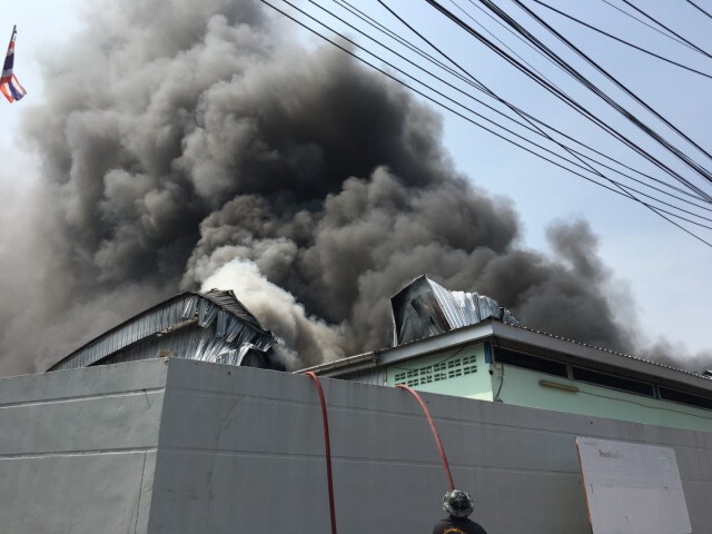 ไฟไหม้โกดังเก็บสินค้าเครื่องใช้ไฟฟ้า ย่านบางใหญ่