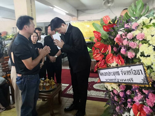 "ประยุทธ์-ประวิตร" ส่งพวงหรีดร่วมอาลัยเด็กม.2 เหยื่อกราดยิง "อธิรัฐ" ร่วมรดน้ำศพ