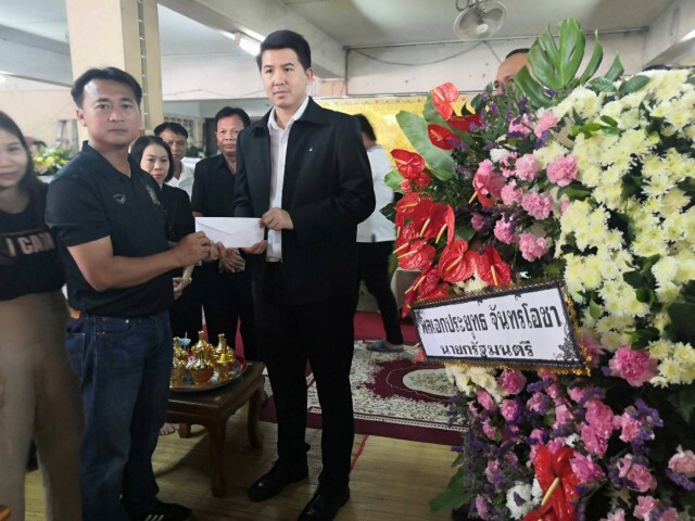 "ประยุทธ์-ประวิตร" ส่งพวงหรีดร่วมอาลัยเด็กม.2 เหยื่อกราดยิง "อธิรัฐ" ร่วมรดน้ำศพ