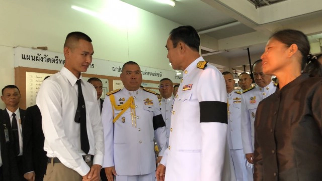 นายกฯกำชับ ผบ.ตร.ให้รับน้องชายตำรวจถูกยิงเป็นข้าราชการตำรวจ