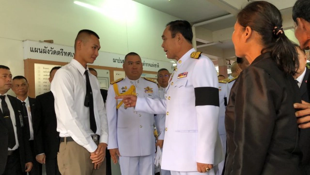 นายกฯกำชับ ผบ.ตร.ให้รับน้องชายตำรวจถูกยิงเป็นข้าราชการตำรวจ